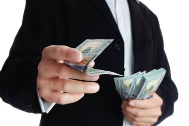 Beyaz arka planda parası olan bir iş adamı