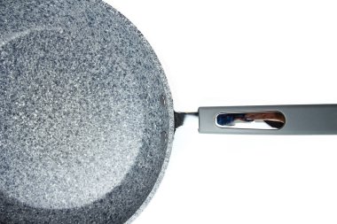 Beyaz arkaplanda kızartma tavası