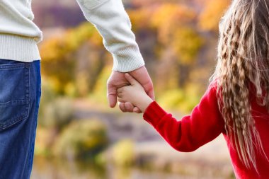 Mutlu baba kucağında çocuk aile desteği kavramı