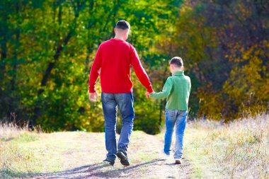 Baba çocuk duygularıyla yürür aile mutluluğu kavramı