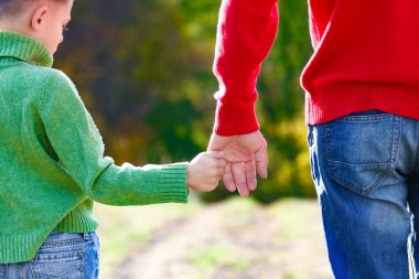 Mutlu baba kucağında çocuk aile desteği kavramı