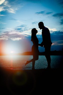 Doğa siluet arka planda deniz tarafından mutlu çift