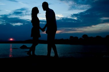 Doğa siluet arka planda deniz tarafından mutlu çift