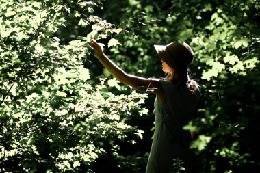 Ormanda şapkalı bir kız.