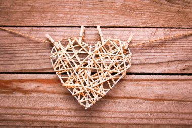 Sevgililer günün kutlu olsun. Aşkta ve elbise askılarında.