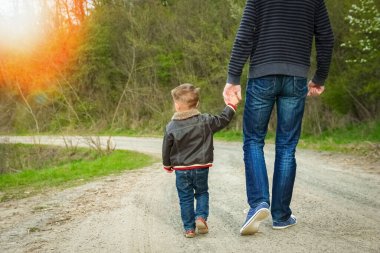 Parkta ebeveynlerin ve çocukların güzel elleri.