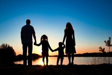 siluet ailesi, babası, annesi ve elinde iki çocuk da dahil olmak üzere