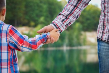 Park seyahatinde ebeveyn ve çocuğun elleri