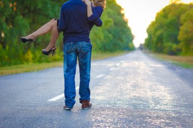 Parkta doğa yolculuğunda aşık mutlu bir çift.