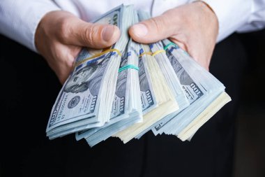 Kriz durumundaki bir işadamının eline geçen para iş konsepti banka çalışanı sayısını artırıyor.