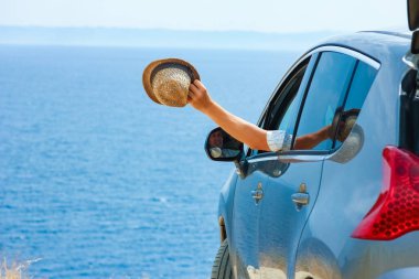 Otomatik deniz arka planındaki mutlu adam.