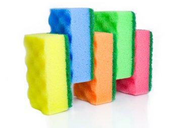 Beyaz arka planda güzel renkli süngerler