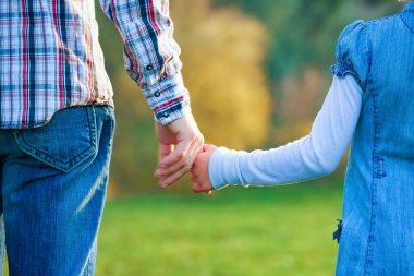 Parkta ebeveynlerin ve çocukların güzel elleri.