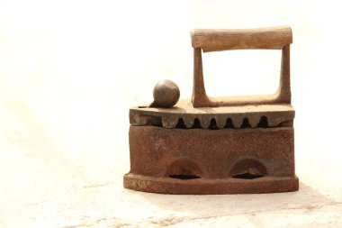 beyaz arka plan üzerinde şık eski demir