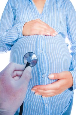 Mutlu hamile kız beyaz arka planda yatıyor.