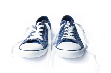 Beyaz arka planda spor için güzel şık ayakkabılar.