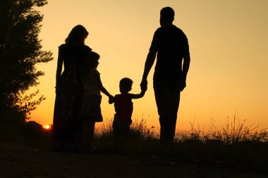 Doğa Park mutlu bir aile gün batımının silüeti