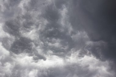 Mavi gökyüzü beyaz bulutlar doğada yaz mevsiminde