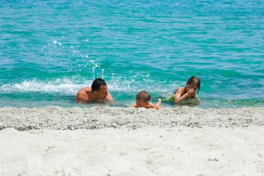 yunanistan'da denizde çocuk lu mutlu ebeveyn