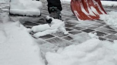 Mutlu bir baba ve oğlu kışın evin yakınındaki karları temizliyor.