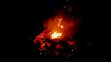 Dışarıdaki yangın kül tehlikesi