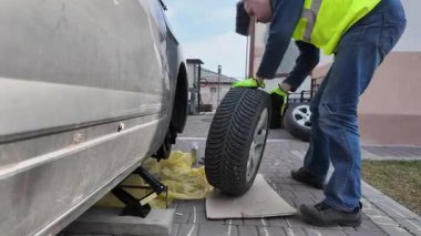 Sokakta lastik değiştiren bir adam doğada yaz lastiği olur.