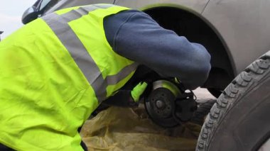 Sokakta lastik değiştiren bir adam doğada yaz lastiği olur.