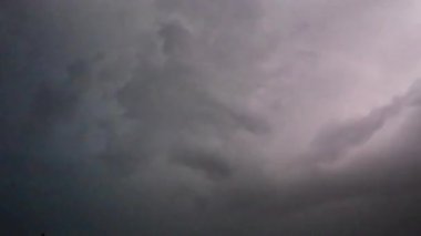 Doğada yağmur sırasında gökyüzünde şimşek çakar