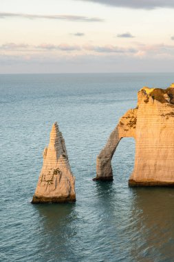 Etretat, Fransa, Normandiya. İngiliz Kanalı kıyı şeridindeki Etretat uçurumlarının manzarası.