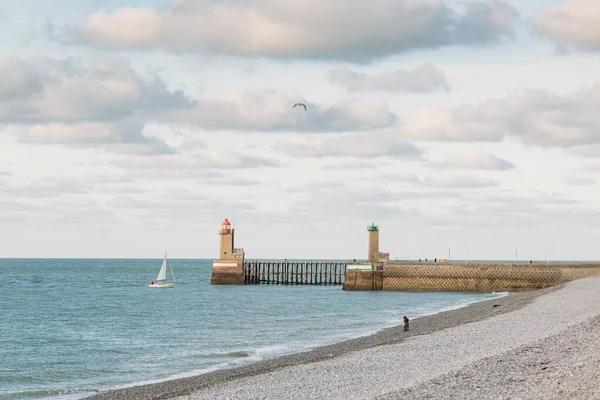 Сценічний Вид Маяк Вітрильник Нормандії Франція — стокове фото