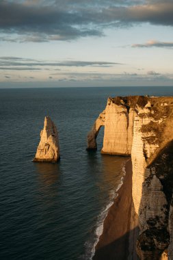 Günbatımında Etretat kayalıklarının manzarası, Normandiya, Fransa