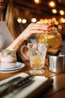 Lokantada tatlı ile servis edilen sıcak meyve çayı. 