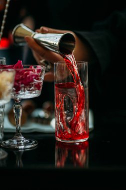 Barda bardağa kokteyl yapmak ve dökmek.