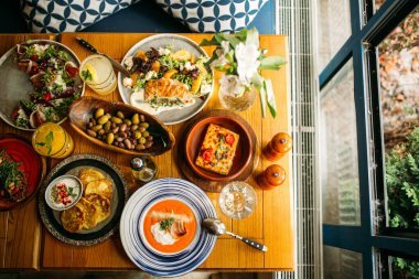 Restoran masasında Yunan yemeği servis ediliyor