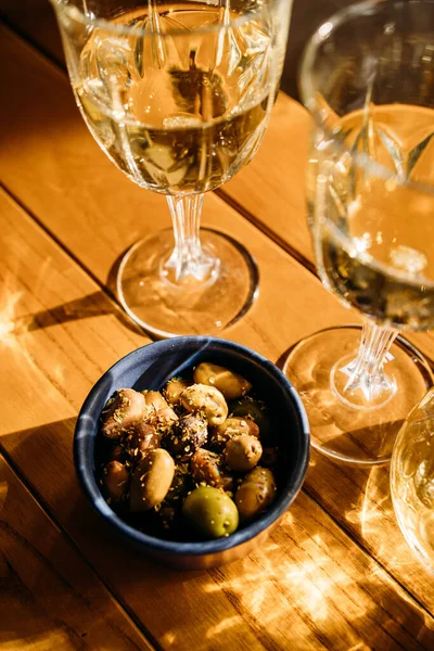 Bicchieri Vino Bianco Serviti Con Olive Tavola Foto Stock Royalty Free