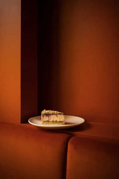 Pezzo Cheesecake Sfondo Rosso Ristorante Foto Stock Royalty Free