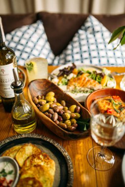 Lokantada zeytin, şarap ve atıştırmalık servis ettim. 