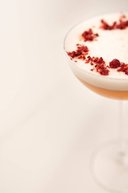 Lokantada servis edilen ellerin tuttuğu alkollü kokteyl. 