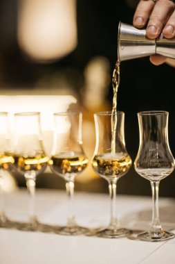 Lokantada servis edilen ellerin tuttuğu alkollü kokteyl. 