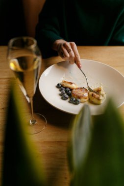 Restoran masasında balık, et ve sebzeli bruschetta servis edilir. 