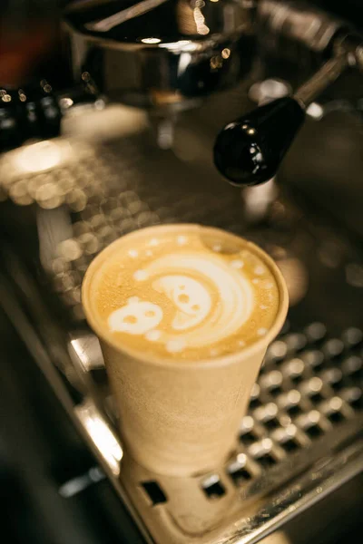 Šálek Kávy Latté Latte Art Stojící Kávovaru — Stock fotografie