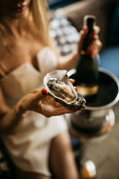 Mädchen Hält Frische Auster Und Flasche Champagner Der Hand — Stockfoto
