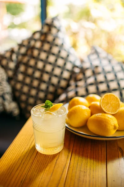 Limonada Refrescante Servida Con Limones Una Mesa Restaurante —  Fotos de Stock