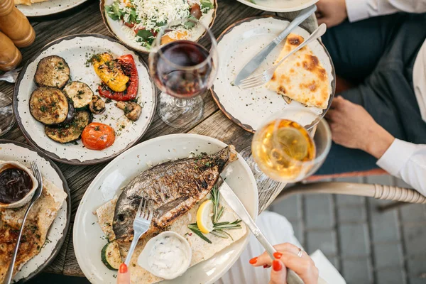 Δείπνο Ψάρι Λαχανικά Σαλάτα Και Κρασί Σερβιρισμένο Τραπέζι Εστιατορίου — Φωτογραφία Αρχείου