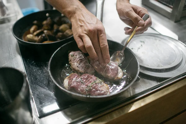 Séf Húst Főz Egy Serpenyőben Étterem Konyhájában Jogdíjmentes Stock Képek