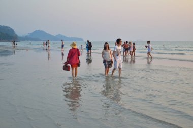 Kumsalda turistlerin olduğu güzel bir manzara. Koh Chang Adası, Tayland 7 Şubat 2018