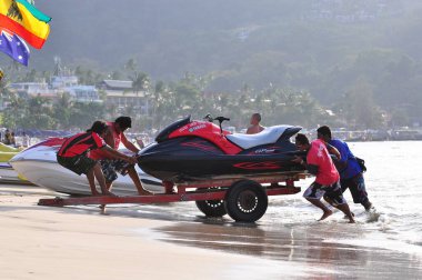 Patong 'da günlük hayat güzel, bol güneşli. Taylandlılar turistler için bir scooter hazırlıyorlar. Phuket Adası, Tayland 27 Eylül 2009.