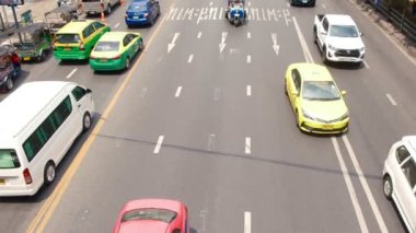 Bangkok sokaklarında araba trafiği. Yukarıdan bak. Bangkok, Tayland. 18.03.2023.