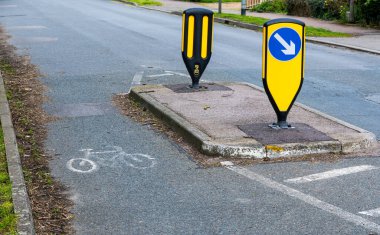 Ada ve bisikletçiler için ayrılmış güzergah trafiği durdurma noktasını es geçiyor