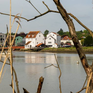 Deben Nehri 'nin karşısından Woodbridge Tide Mill Suffolk